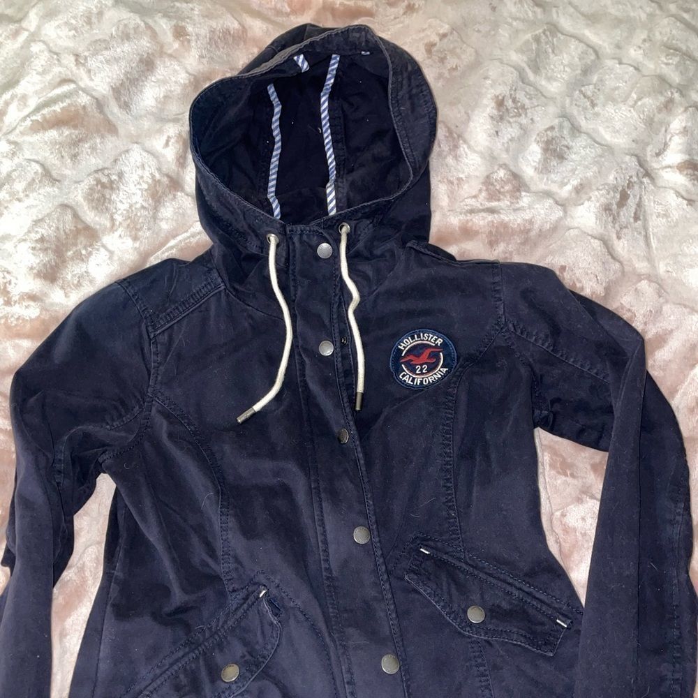 HOLLISTER navy blue jacket. Reminds me a bit of a yacht jacket. Size M